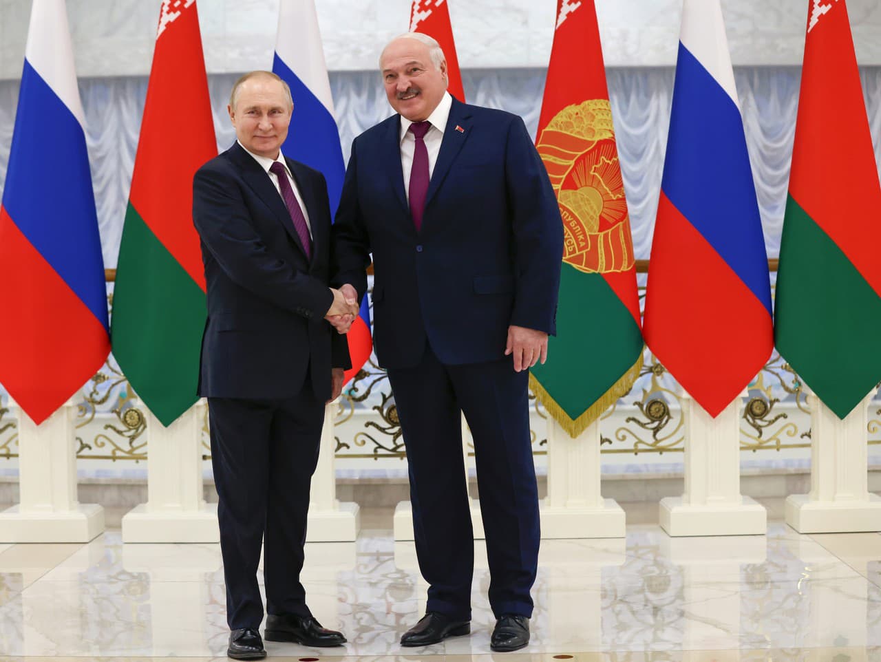 Ruský prezident Vladimir Putin (vľavo) a bieloruský prezident Alexander Lukašenko pózujú pred ich rozhovormi v Minsku 19. decembra 2022.