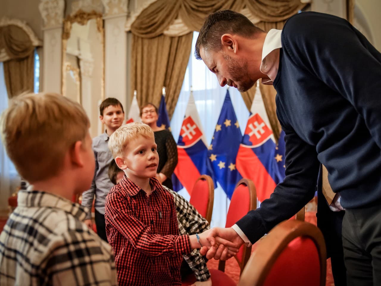 Premiér prijal na úrade vlády deti z detského domova v Piešťanoch