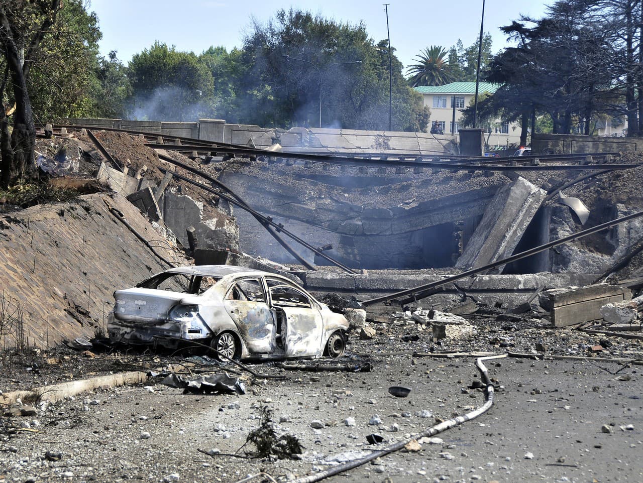 Výbuch poničil niekoľko áut i domov v okolí