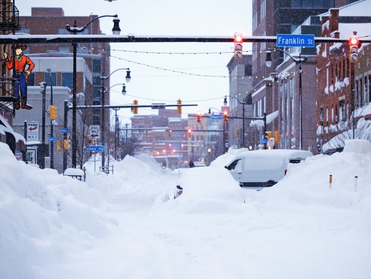 Autá v New Yorku úplne zavial sneh.