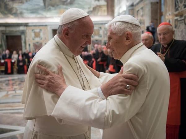 Pápež František vyzval na modlitby za Benedikta XVI.