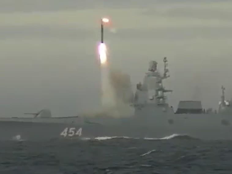 Admirál Gorškov vystreľuje raketu Zirkon počas jadrovej skúšky v Barentsovom mori. 