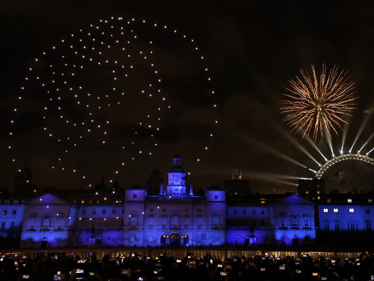 Ohňostroj v Londýne počas osláv Nového roku 2023. Drony na oblohe vytvorili podobizeň zosnulej kráľovnej Alžbety II. 