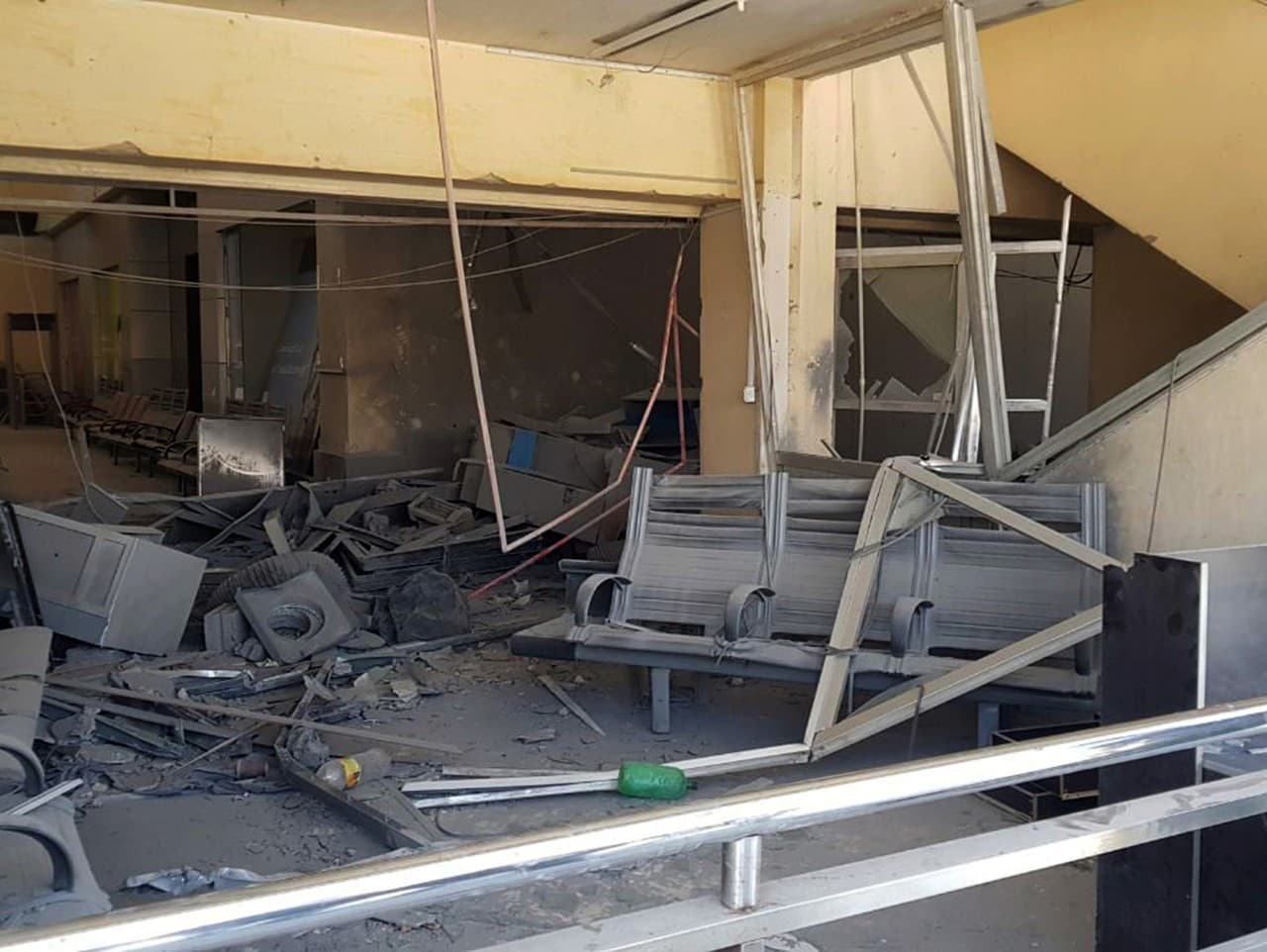 Poškodená časť medzinárodného letiska v Damasku