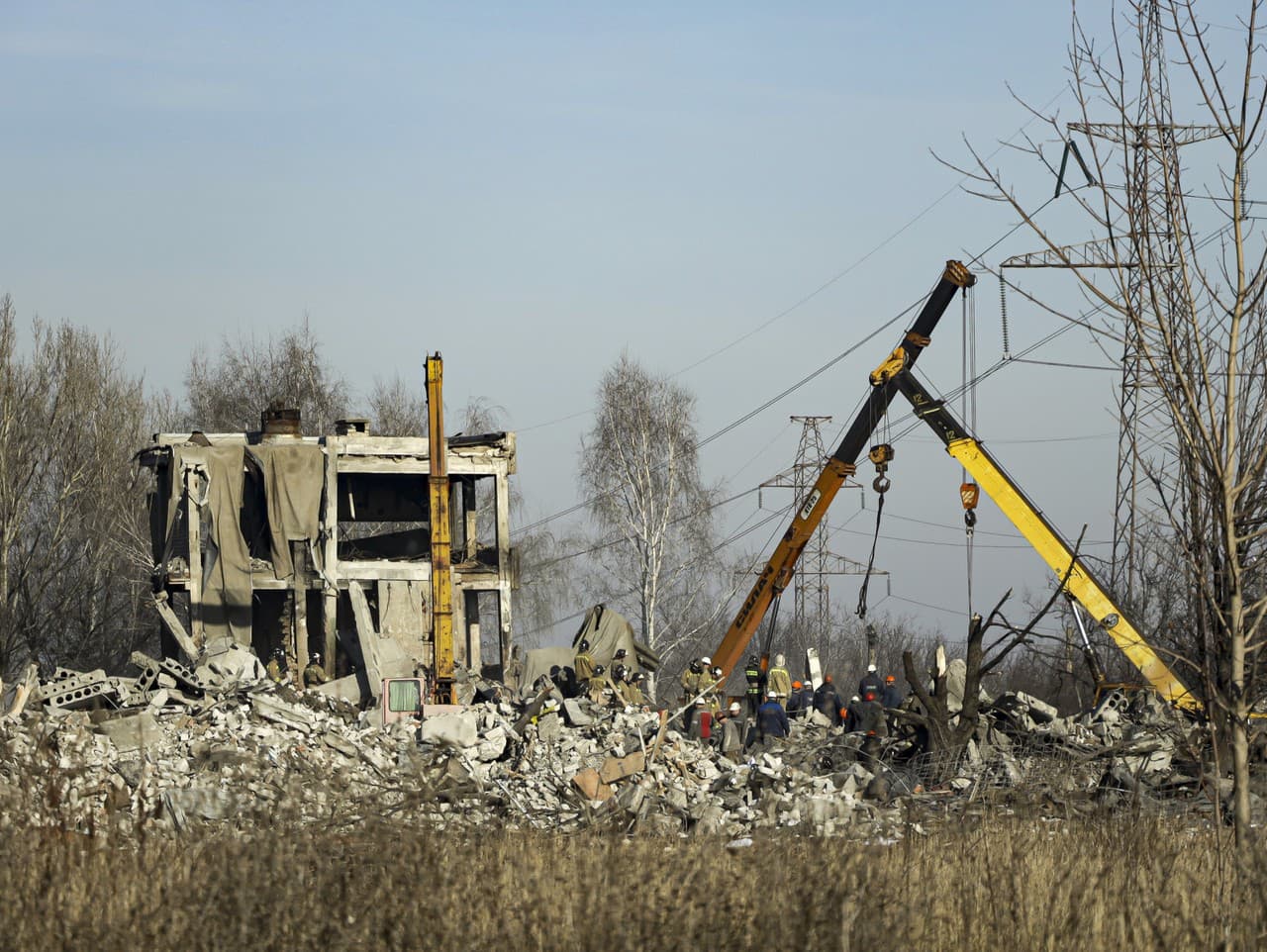 Robotníci upratujú trosky po ukrajinskom raketovom údere v Makijivke, v Ruskom kontrolovanej Doneckej oblasti na východe Ukrajiny,