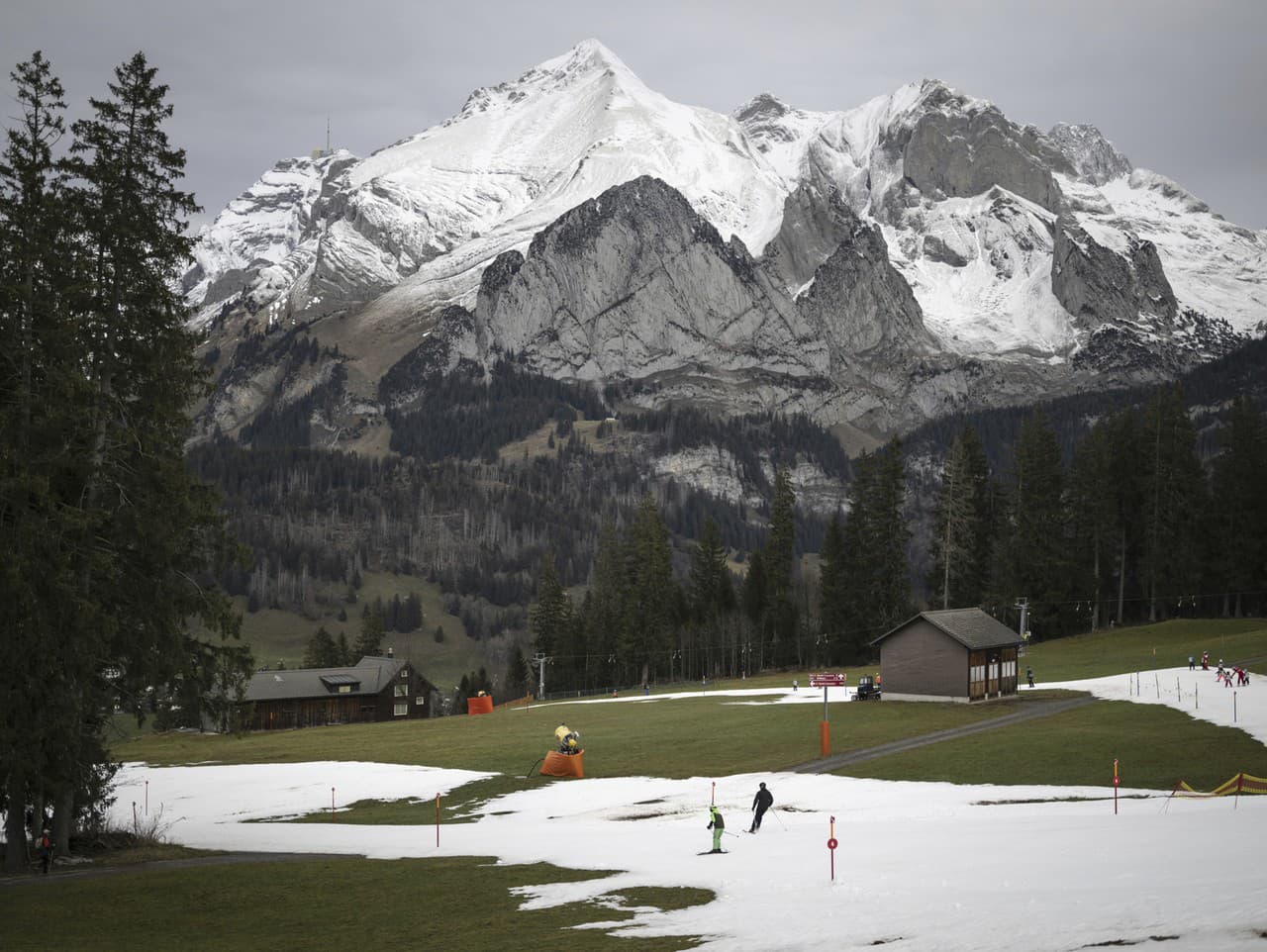 Švajčiarske Alpy čelia nedostatku snehu a vysokým teplotám. Wildhause v stredu 4. januára 2023