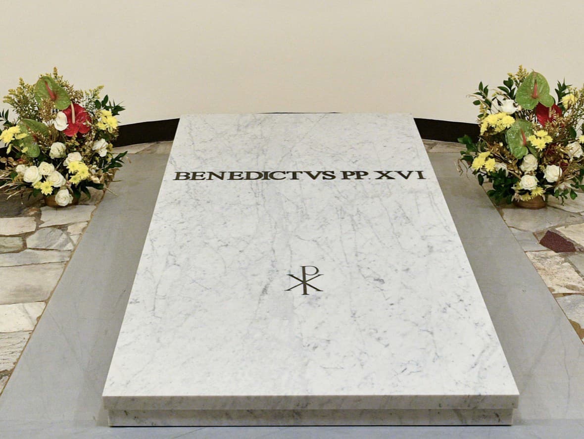 Vatikán otvoril hrobku emeritného pápeža Benedikta XVI.