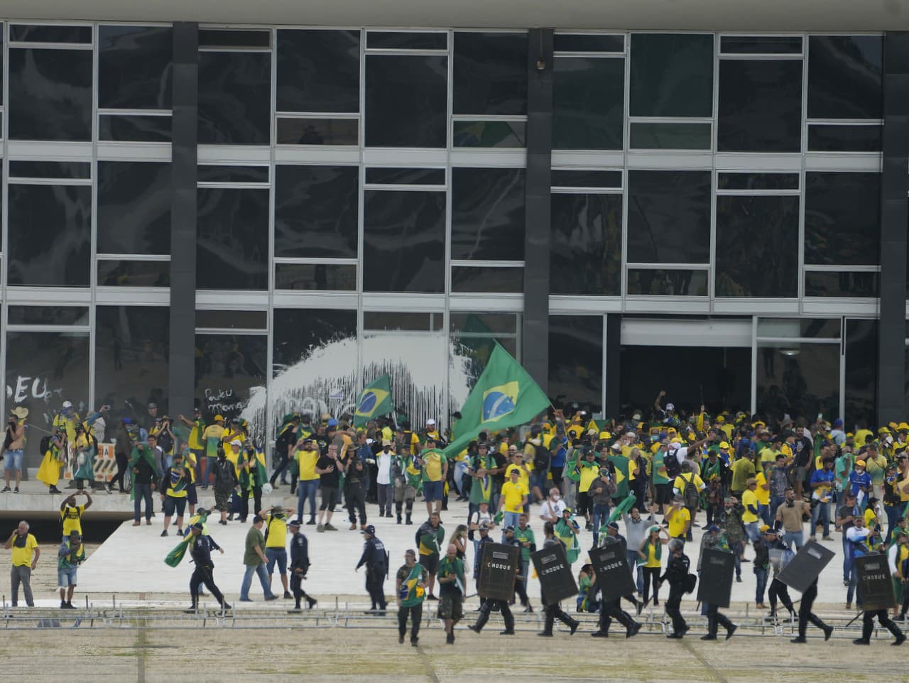Demonštranti vtrhli do budovy Najvyššieho súdu v Brazílii 