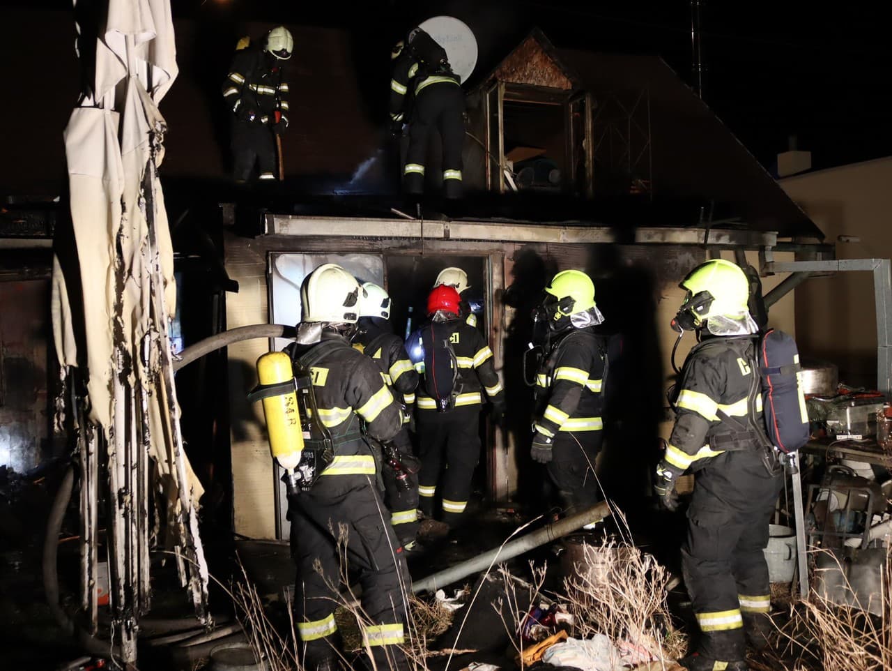 Pri požiari rodinného domu sa zranila jedna osoba