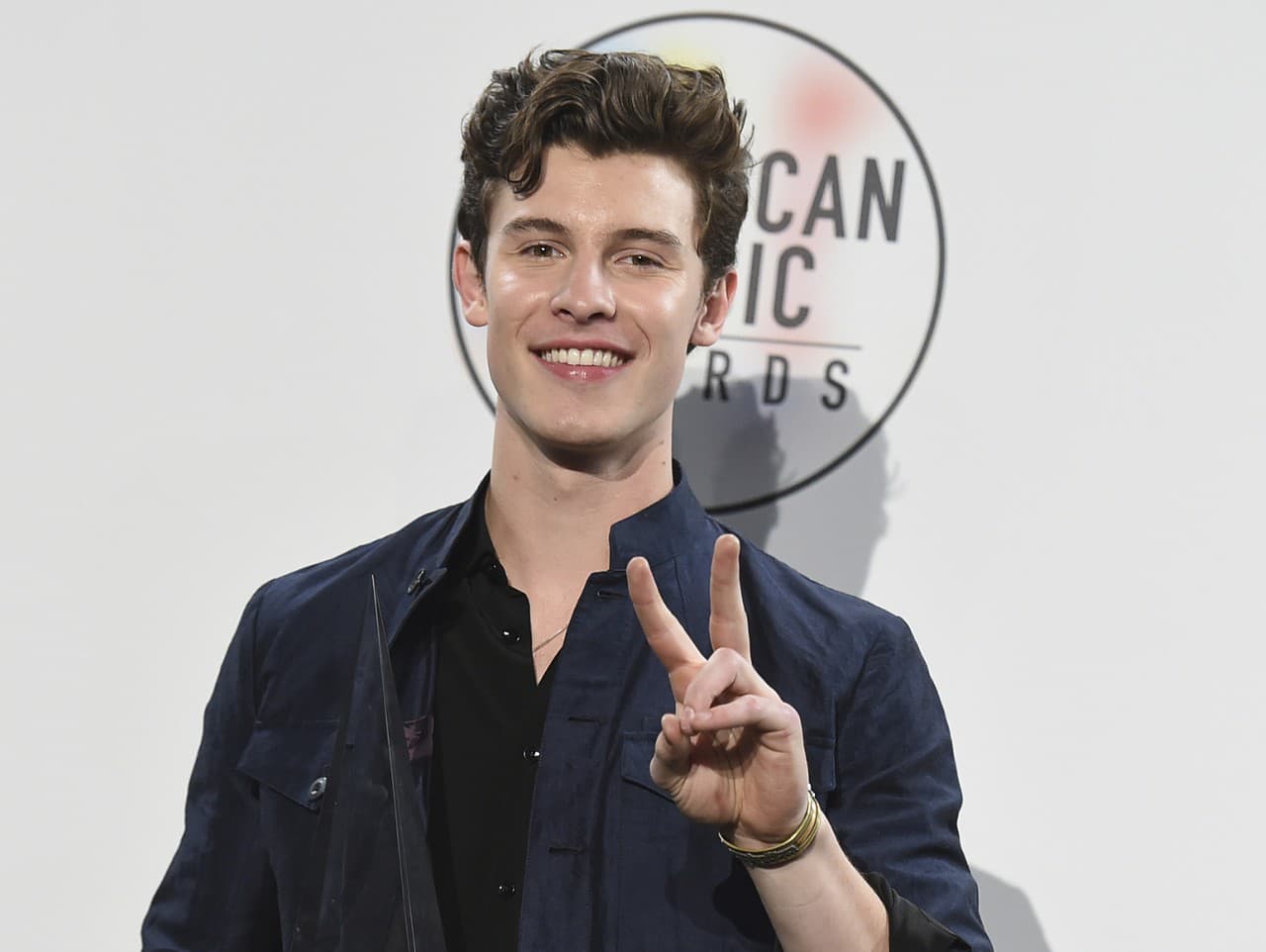 Shawn Mendes je vraj už niekoľko mesiacov šťastný po boku 51-ročnej ženy.