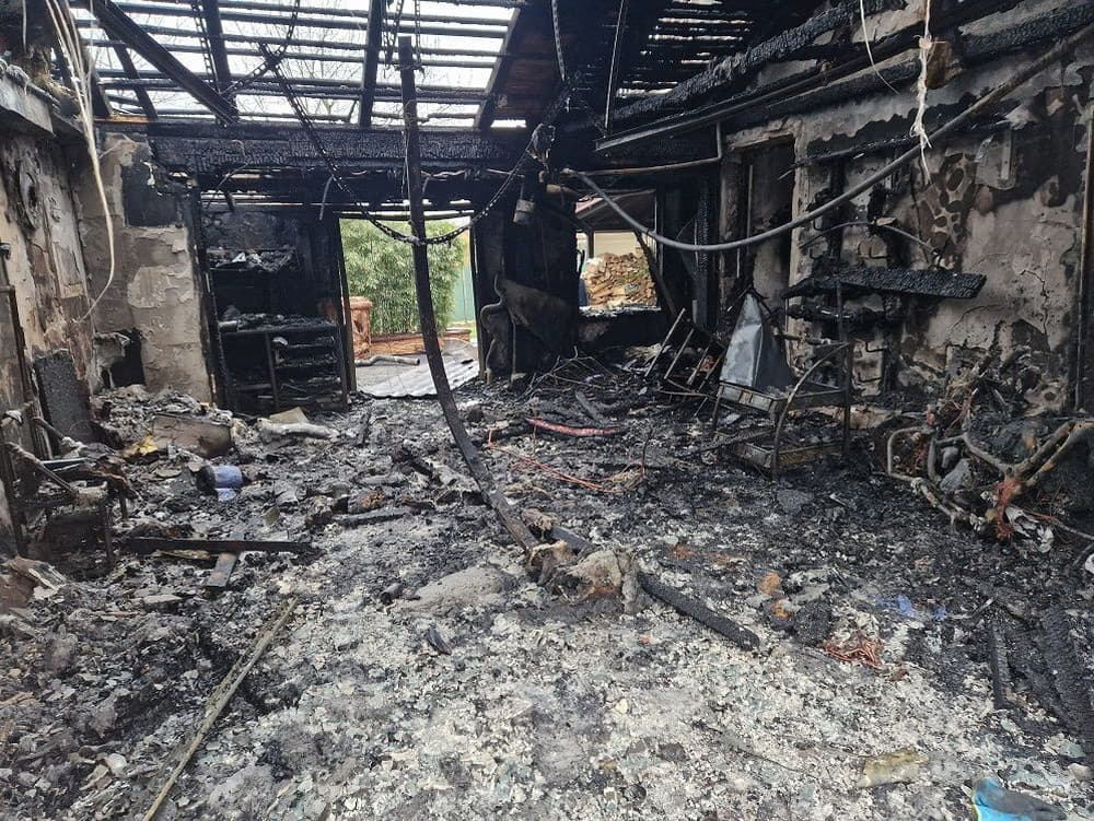 Škodu najmenej 200.000 eur napáchal požiar rodinného domu v Piešťanoch