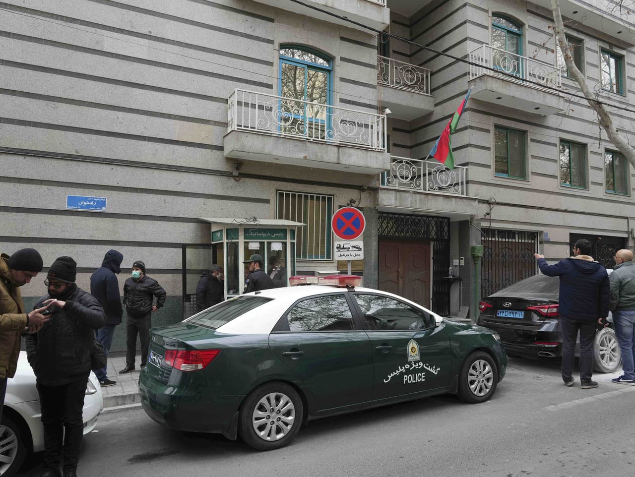  Ľudia stoja po streľbe pred azerbajdžanským veľvyslanectvom v Teheráne