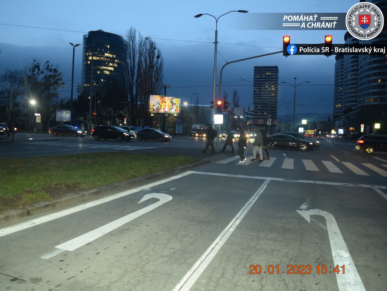 Polícia vyšetruje okolnosti dopravnej nehody na bratislavskej križovatke