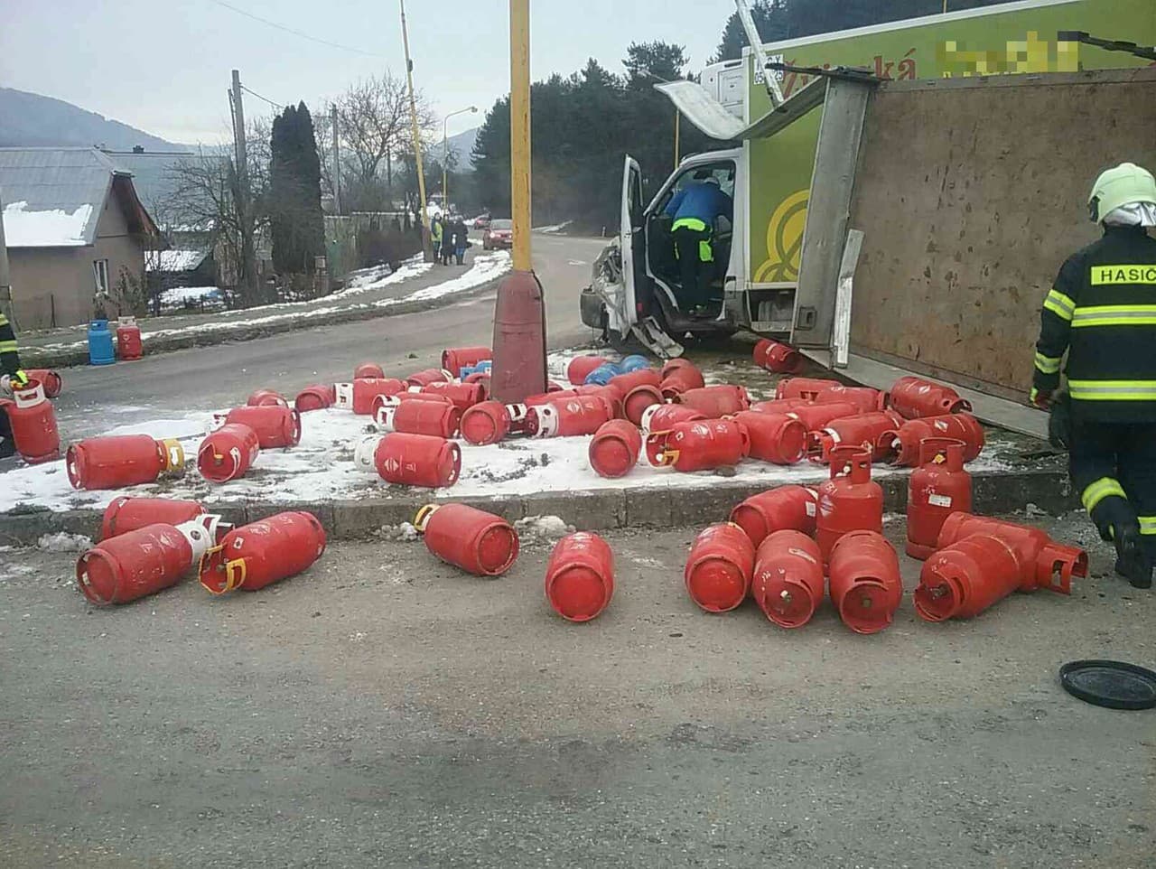 Na snímke plynové tlakové nádoby, ktoré zostali na ceste po dopravnej nehode dvoch dodávkových automobilov v Považskej Bystrici
