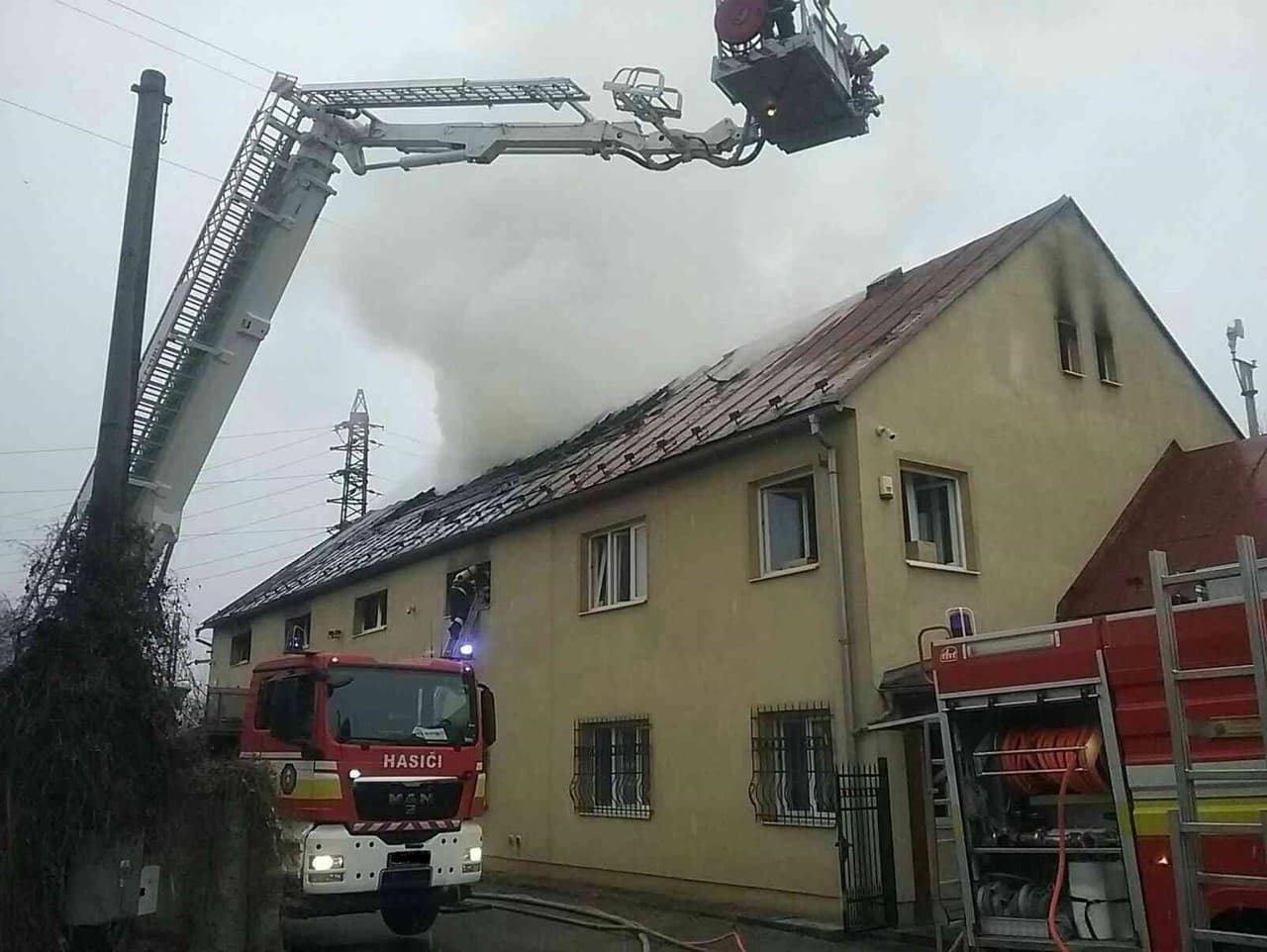 Hasiči hasia požiar dvojposchodovej administratívnej budovy na Kysuckej ceste v Žiline