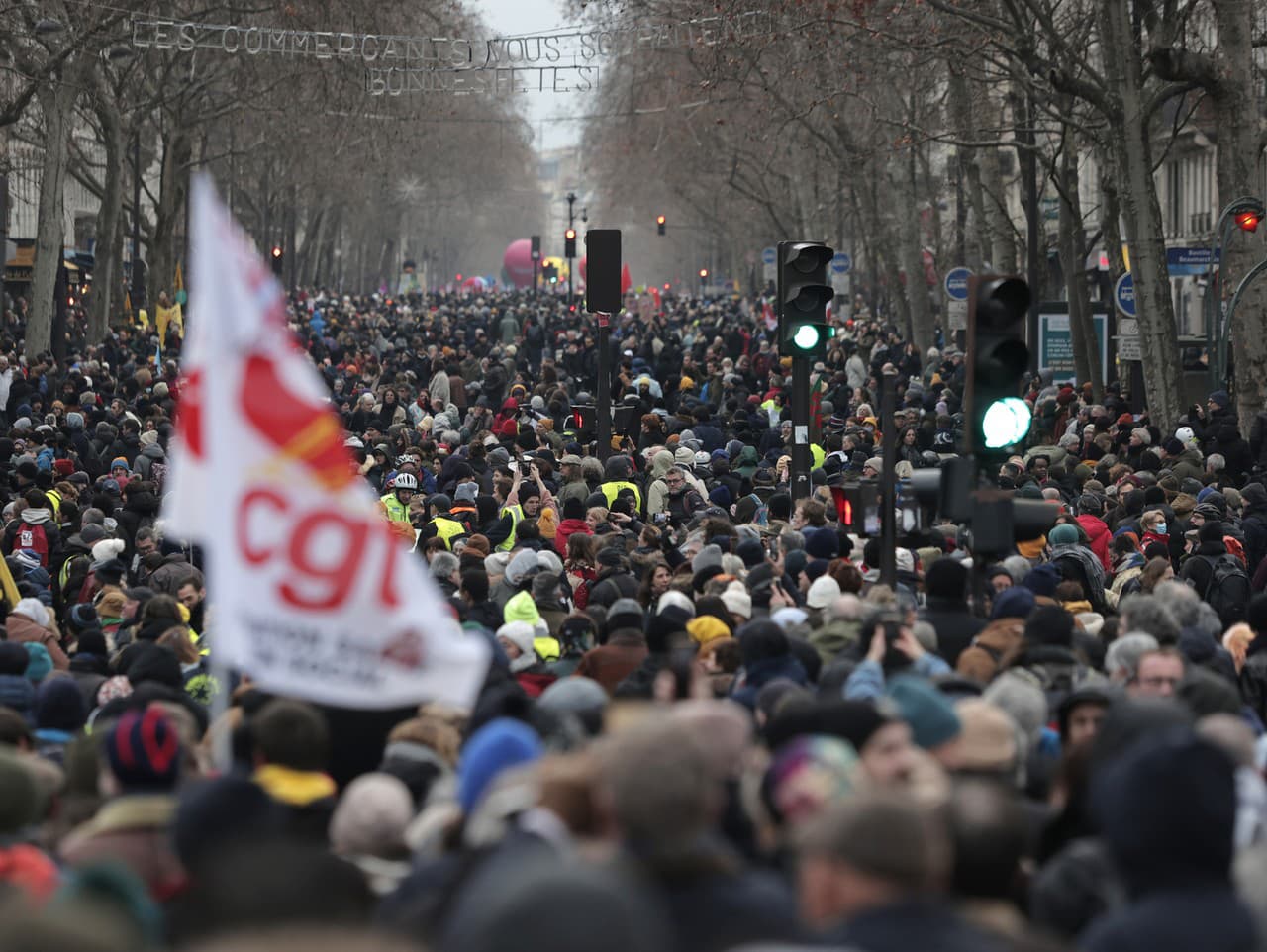 Proti Macronovej dôchodkovej reforme protestovalo 2,8 milióna ľudí