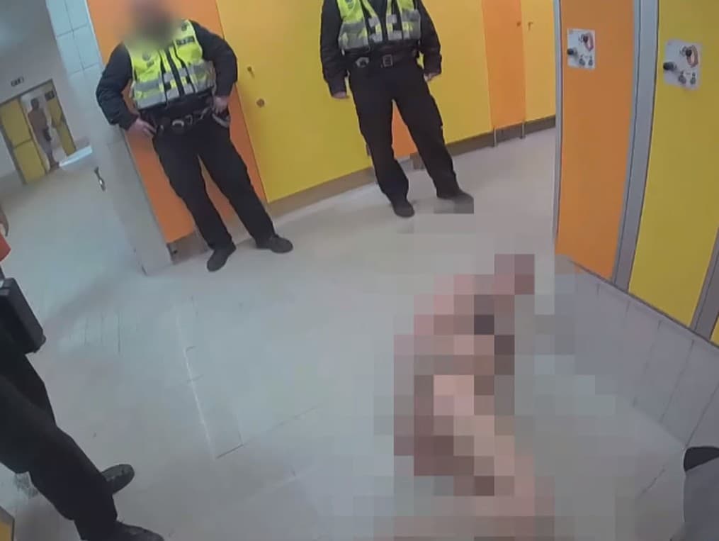 Opitú ženu museli v šatni spacifikovať privolaní policajti. 