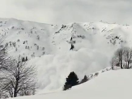 Dvaja poľskí lyžiari neprežili pád lavíny v Himalájach pri meste Gulmarg. 