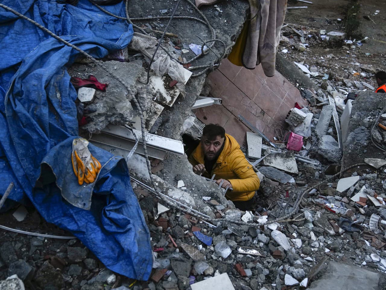  Muž hľadá preživších po silnom zemetrasení v tureckom meste Adana