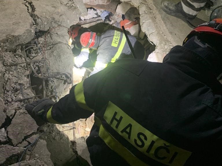 Záchranársky tím zo Slovenska pracuje aj dnes v plnom nasadení
