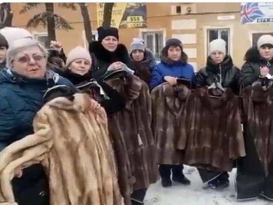 Ruské ženy dostali pravé kožuchy 