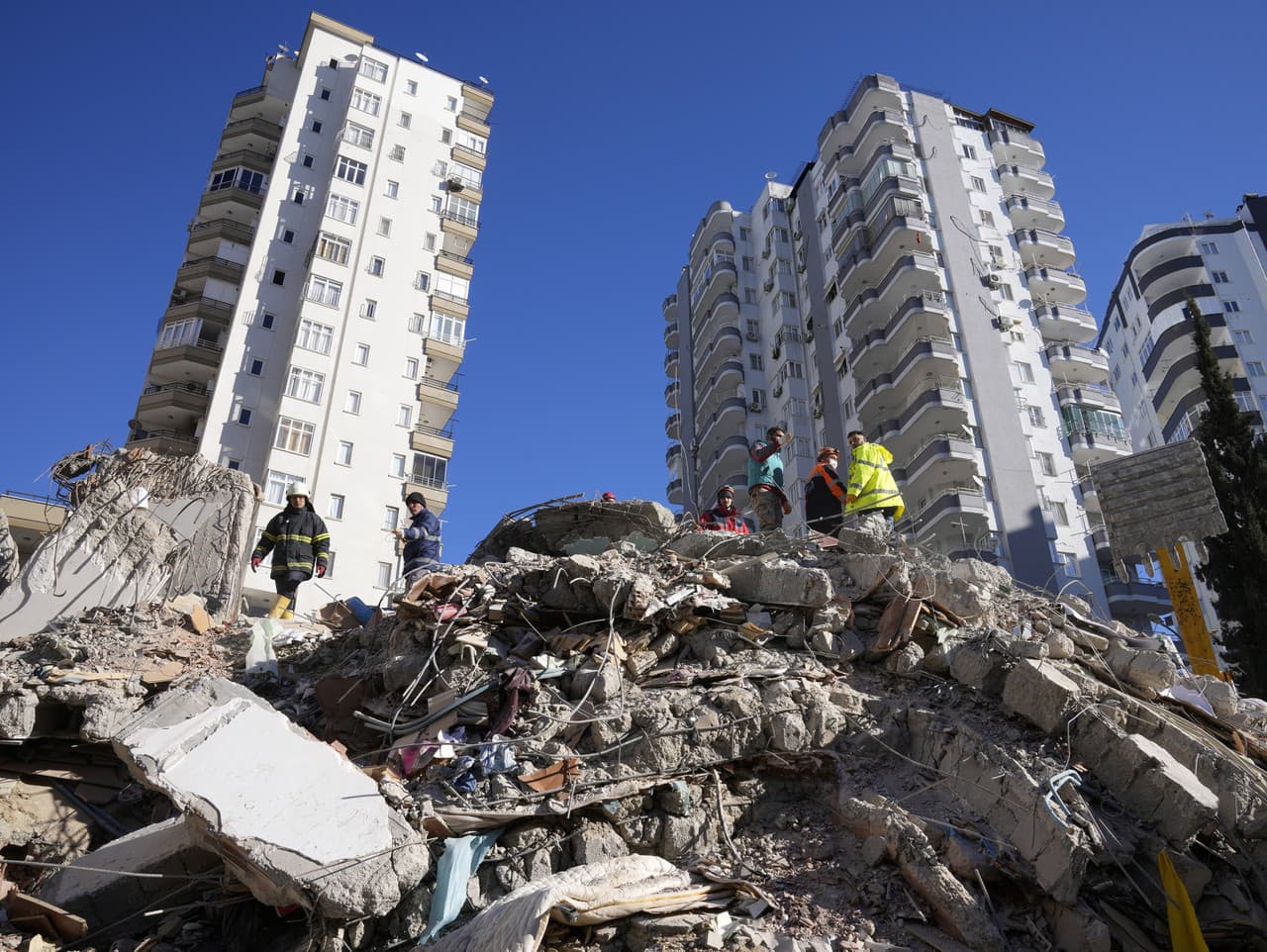 Záchranári prehľadávajú trosky budov v tureckej Adane