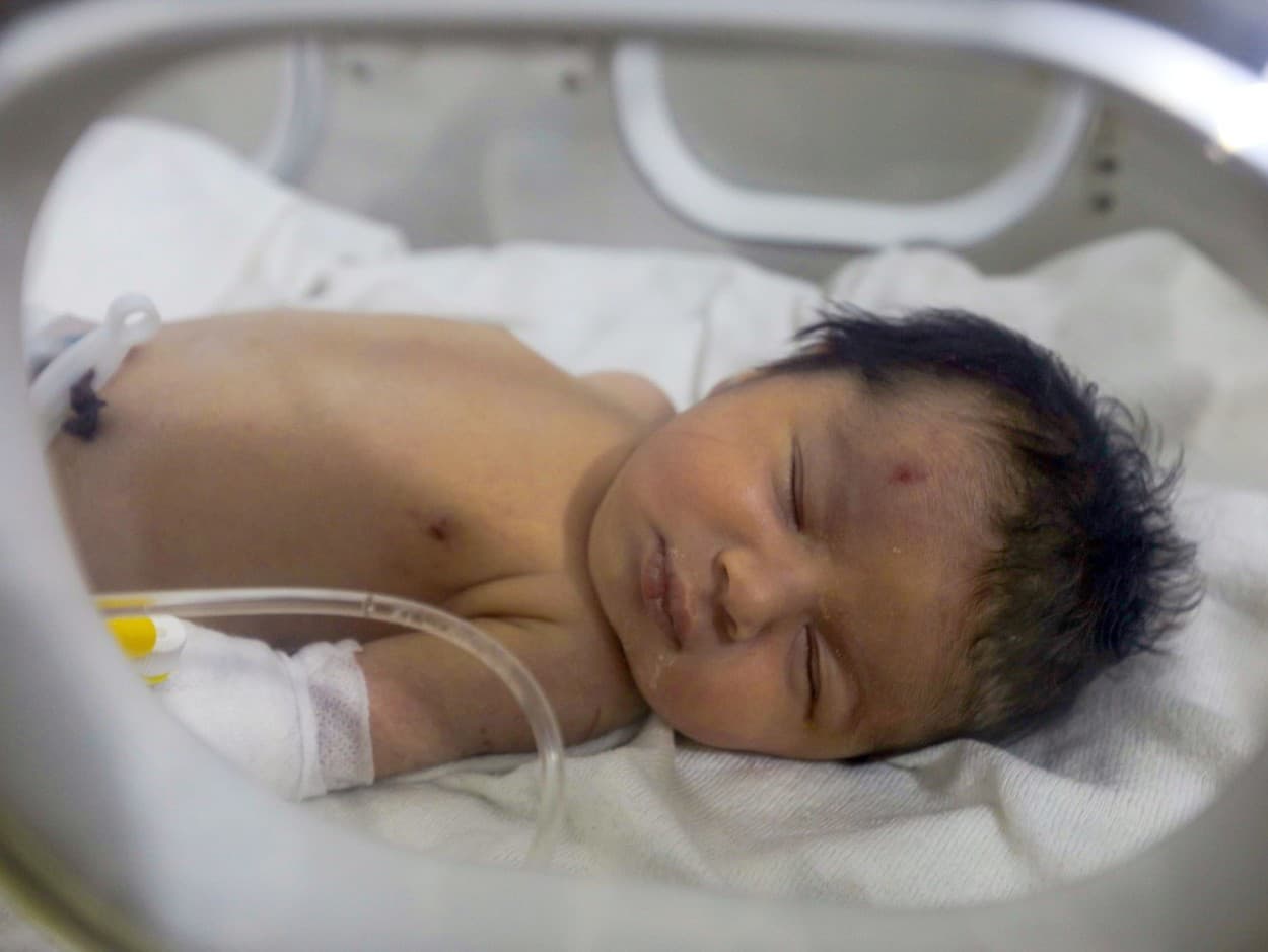 V Sýrii sa podarilo spod trosiek zachrániť živého novorodenca.