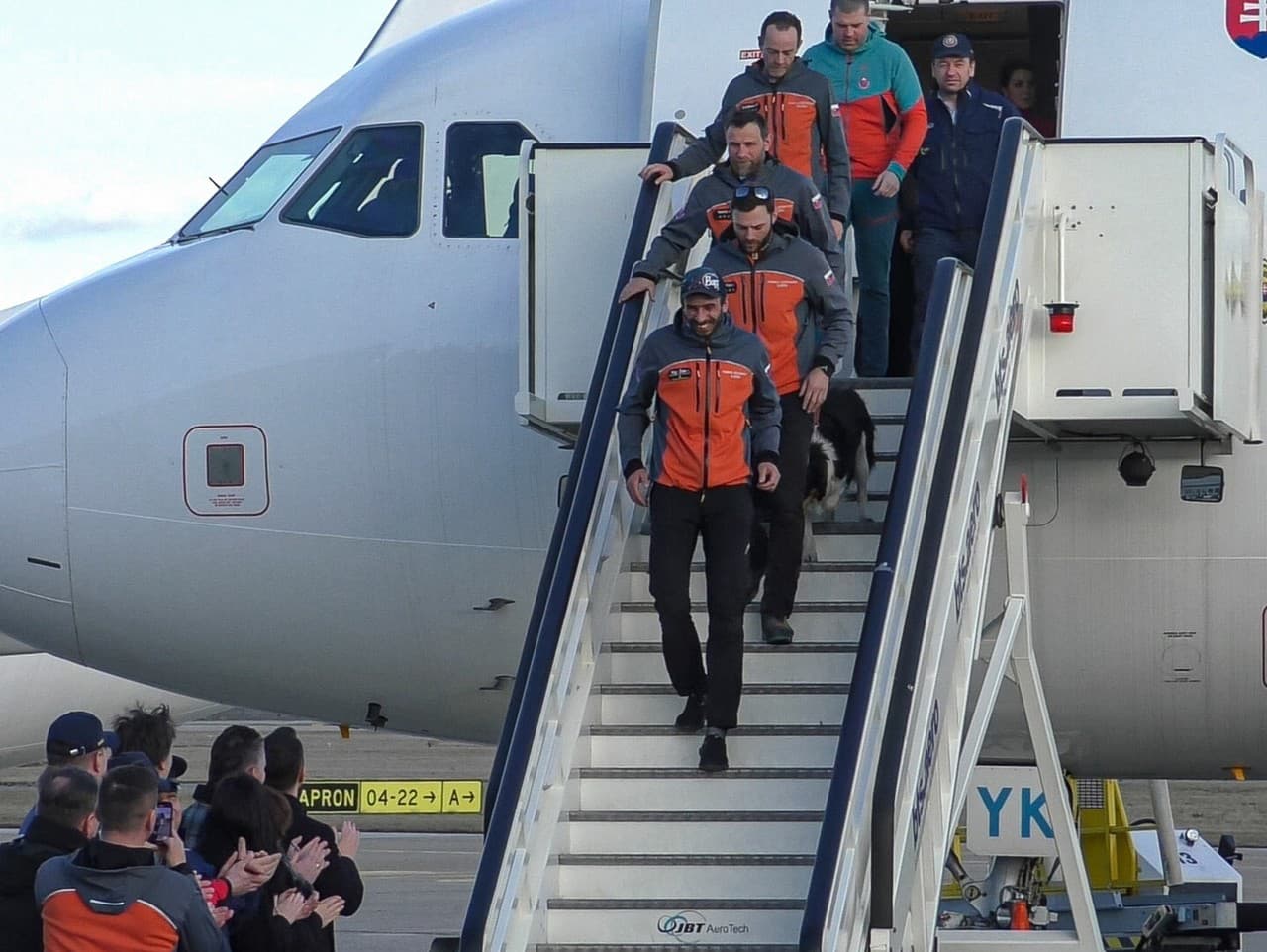 Slovenskí záchranári sa vrátili z Turecka.