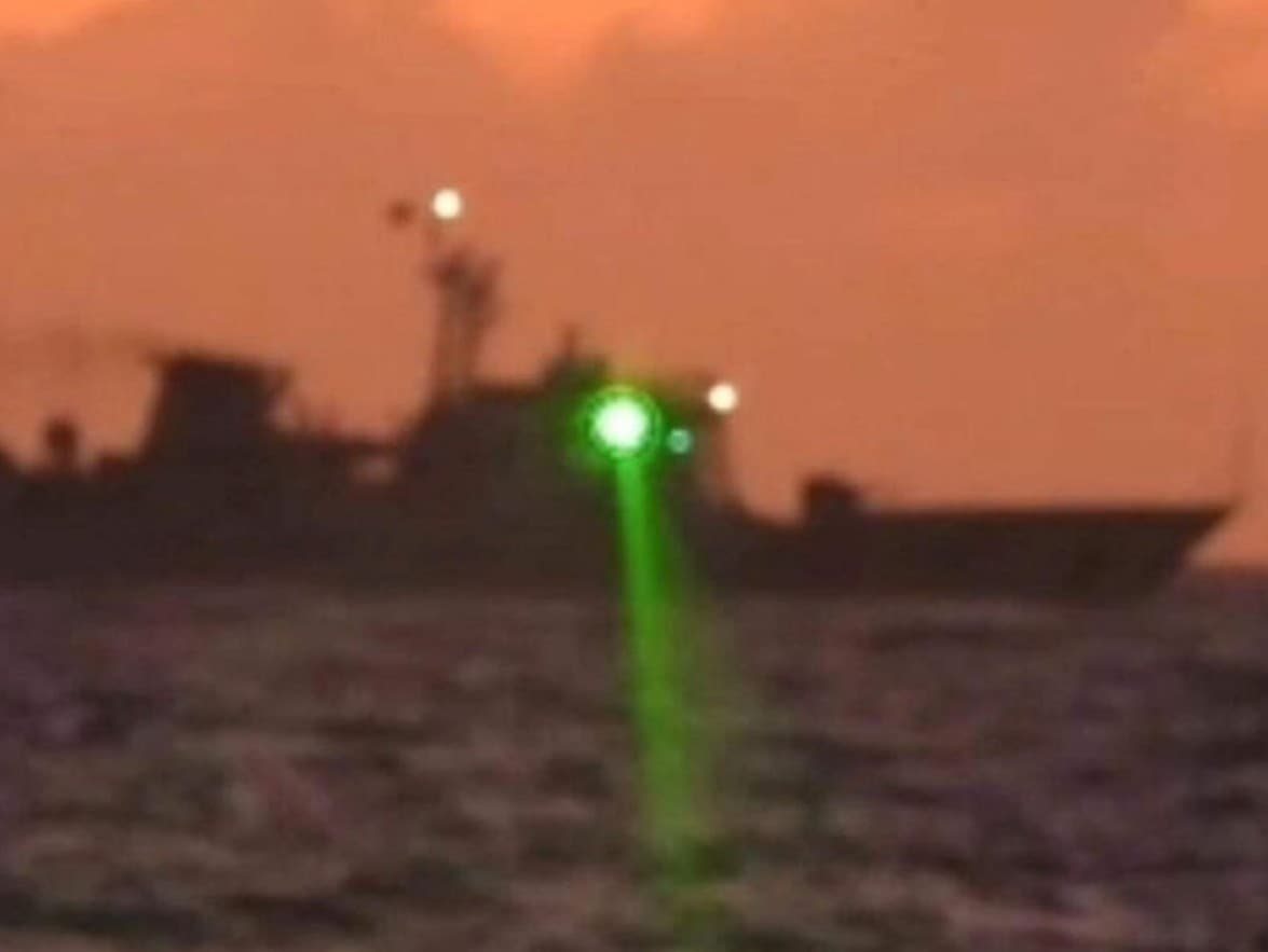 Čínska bojová loď osvetľuje laserom posádku filipínskeho plavidla. 