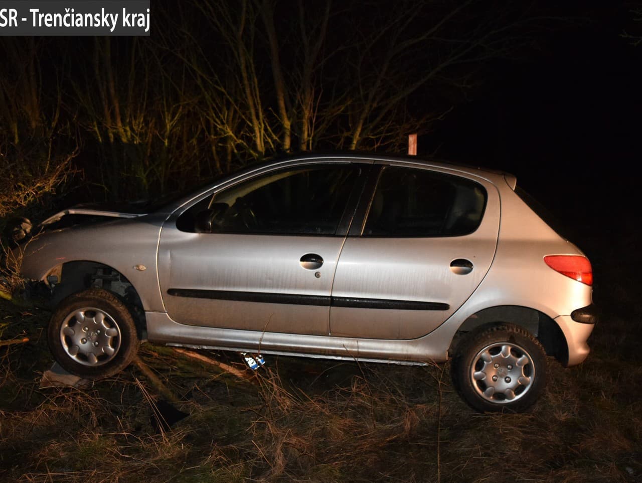 36-ročný muž ukradol auto a opitý havaroval