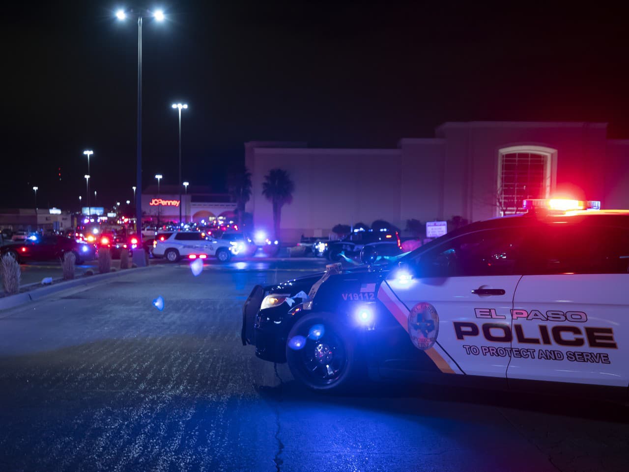 Policajné autá blokujú prístup vozidiel do nákupného centra.