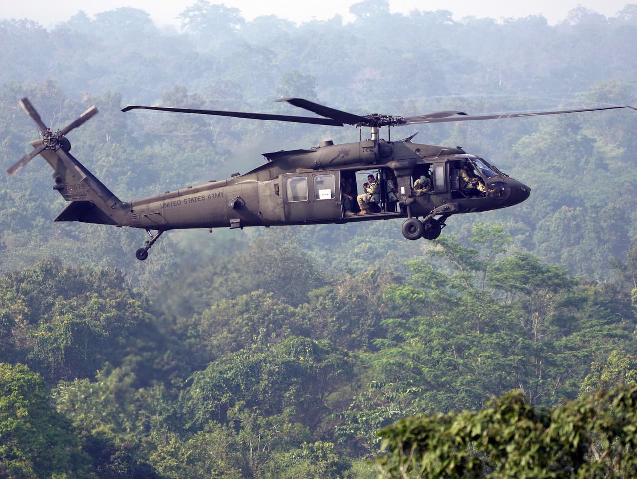 Vrtuľník americkej armády Black Hawk