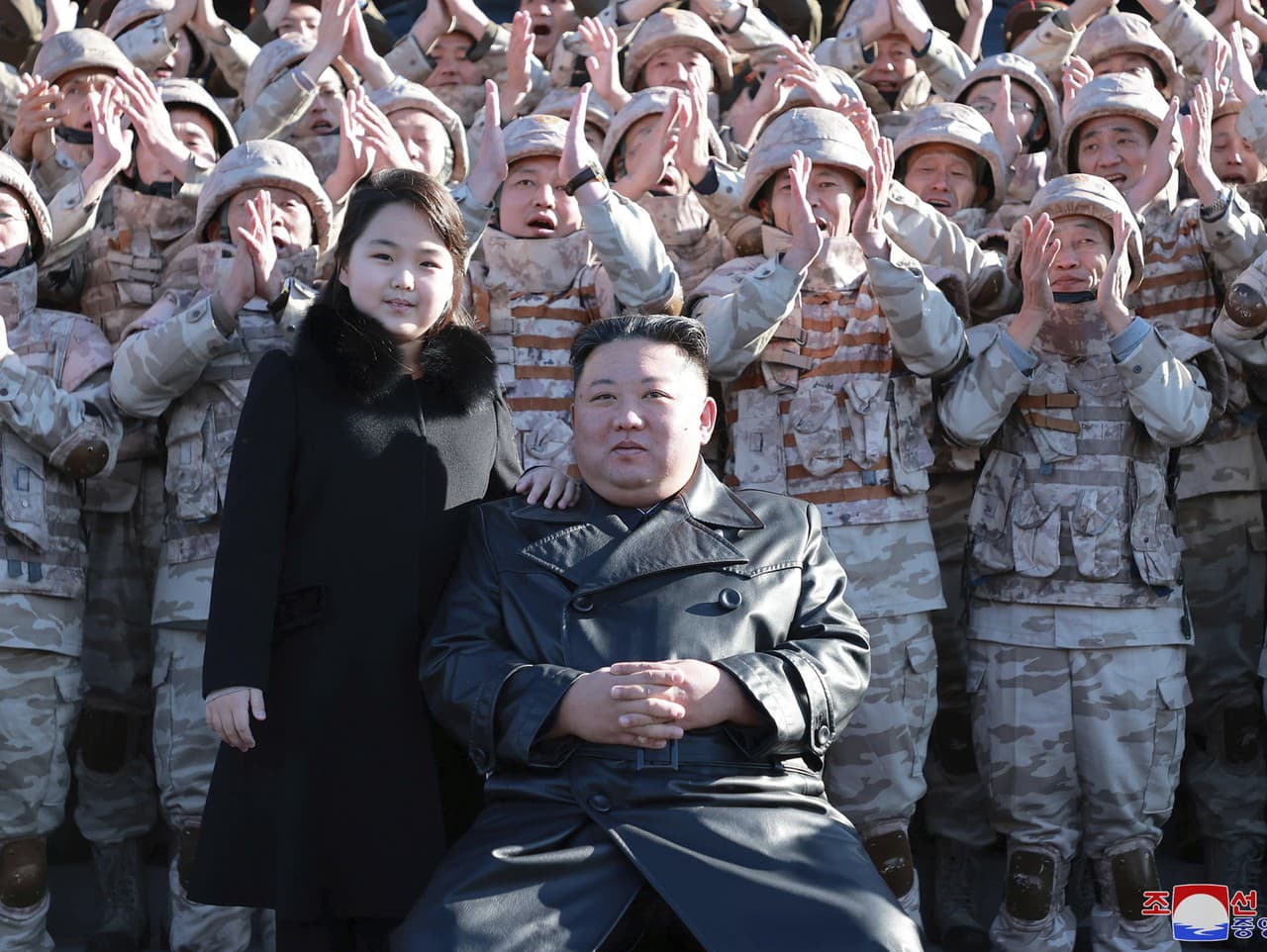 Kim Čong-un pózuje s dcérou pri predstaviteľoch armády.