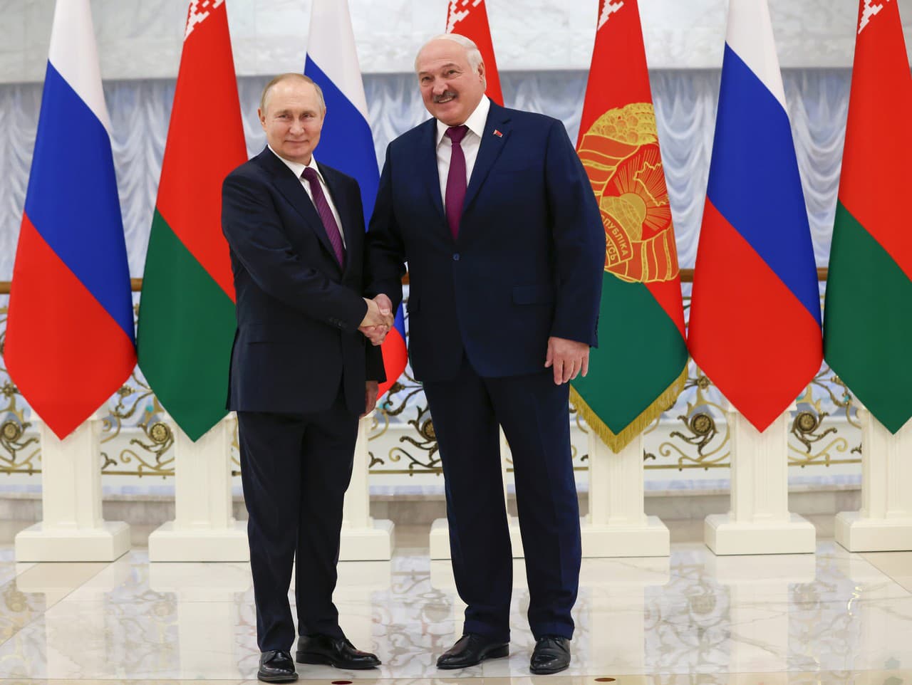Ruský prezident Vladimir Putin (vľavo) a bieloruský prezident Alexander Lukašenko 