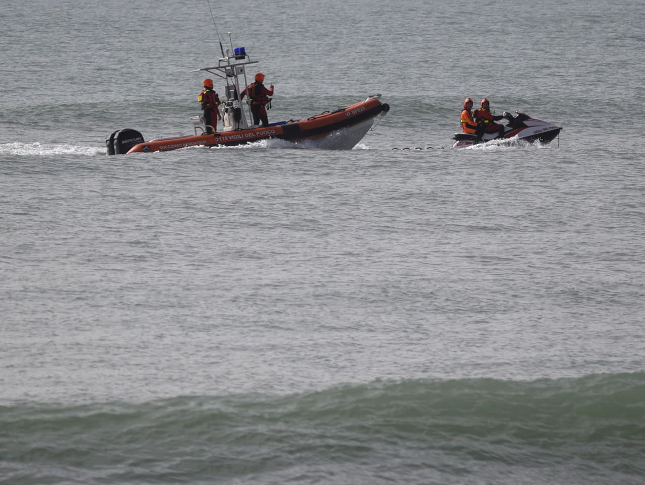 Záchranný tím pátra po nezvestných ľuďoch po stroskotaní lode