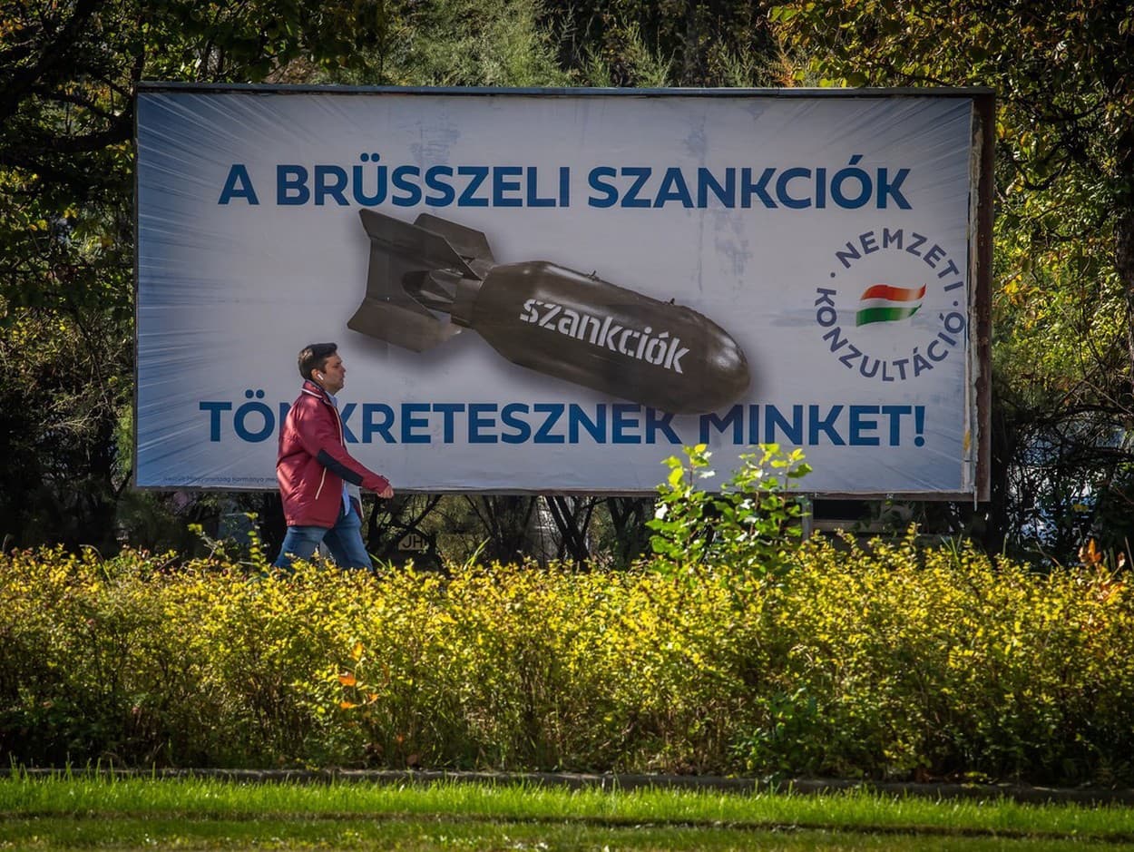 Billboard v Maďarsku s nápisom: Bruselské sankcie nás zničia.