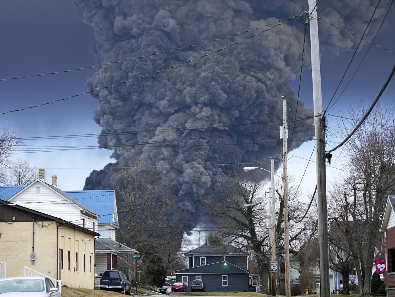 Veľký oblak dymu stúpa nad East Palestine v štáte Ohio po kontrolovanej detonácii časti vykoľajeného vlaku.