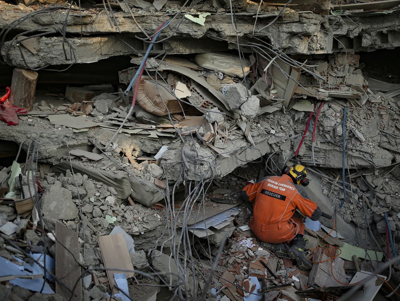 Turecký záchranár prehľadáva sutiny budovy