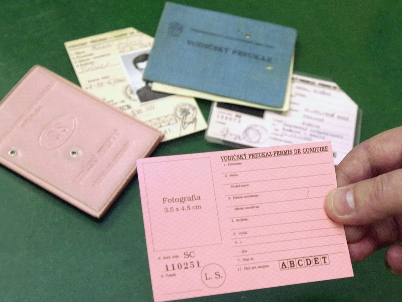 Aj „nesmrteľným“ vodičským preukazom už odzvonilo: Ružové doklady strácajú svoju neobmedzenú platnosť