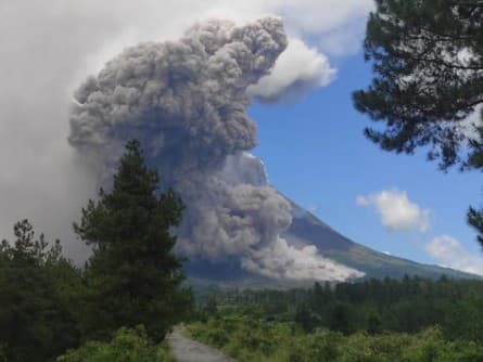 Výbuch sopky Merapi na ostrove Jáva v Indonézii. 
