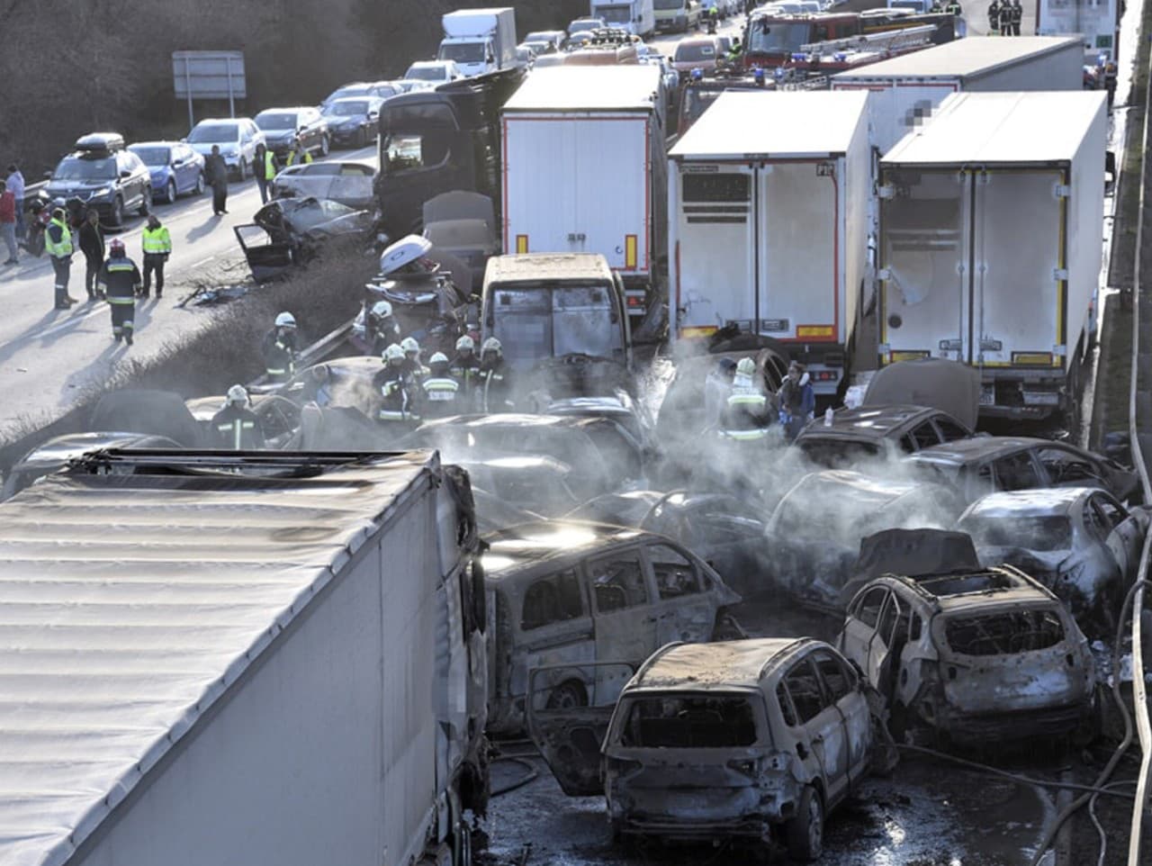 Pri Budapešti sa zrazilo viac ako 30 áut, dodávok a jeden kamión. Niektoré automobily sa vznietili. 