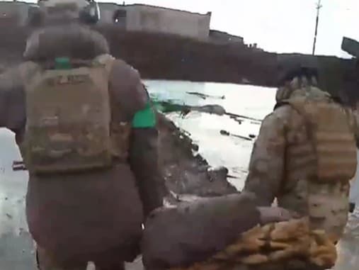 Ukrajinskí vojaci zachraňujú počas tvrdých bojov v Bachmute svojich zranených kolegov. 