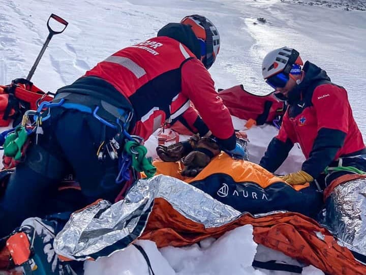 Poľskí a českí záchranári pomáhajú bezvládnej žene, ktorá spadla pod Sněžkou. 