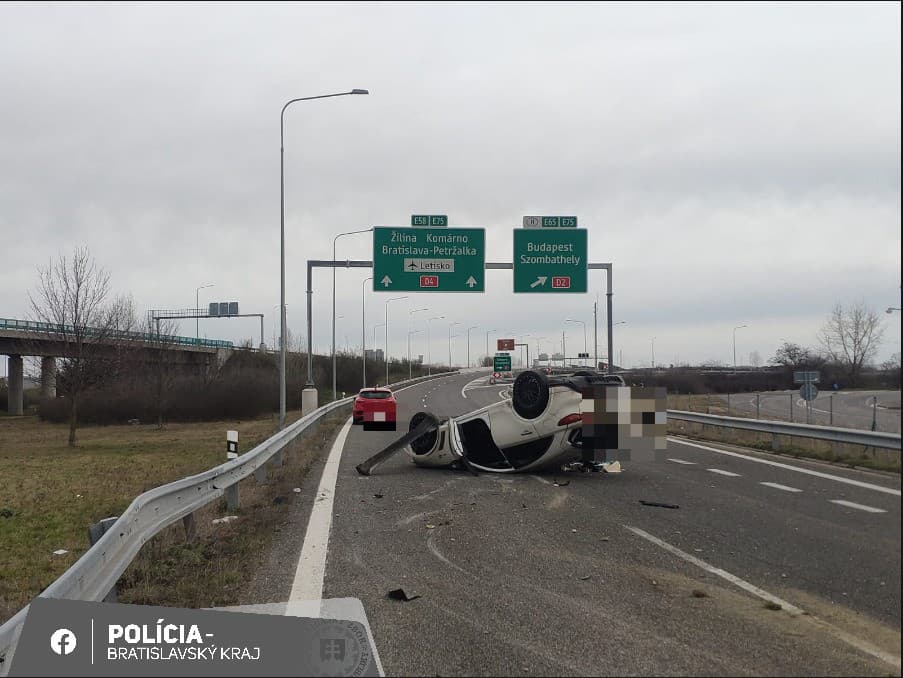 Polícia vyšetruje okolnosti pondelkovej nehody na D4 v smere do Bratislavy