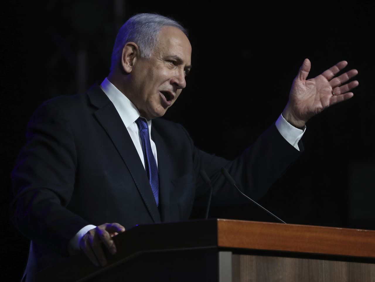Dosluhujúci izraelský premiér Benjamin Netanjahu