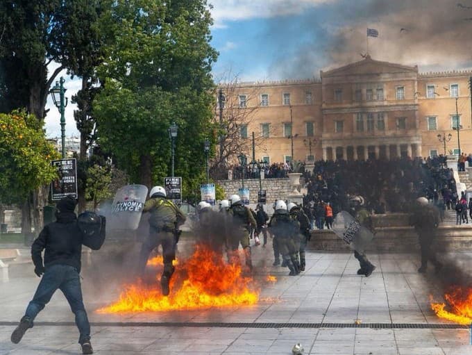  Generálny štrajk v Grécku ako odozva na smrteľnú vlakovú nehodu.