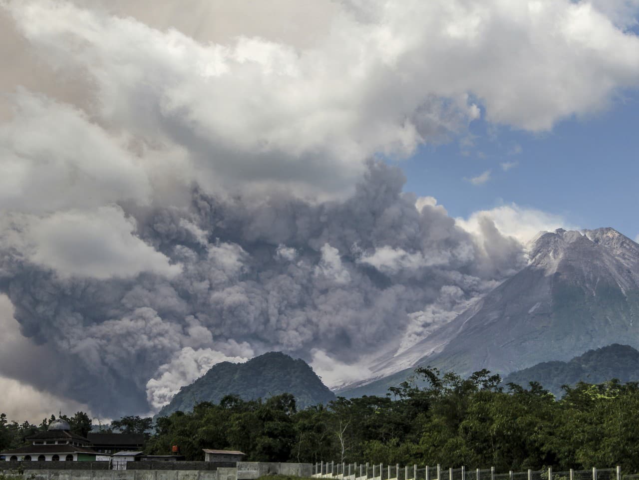 Sopka Merapi v Indonézii opäť chrlila popol.
