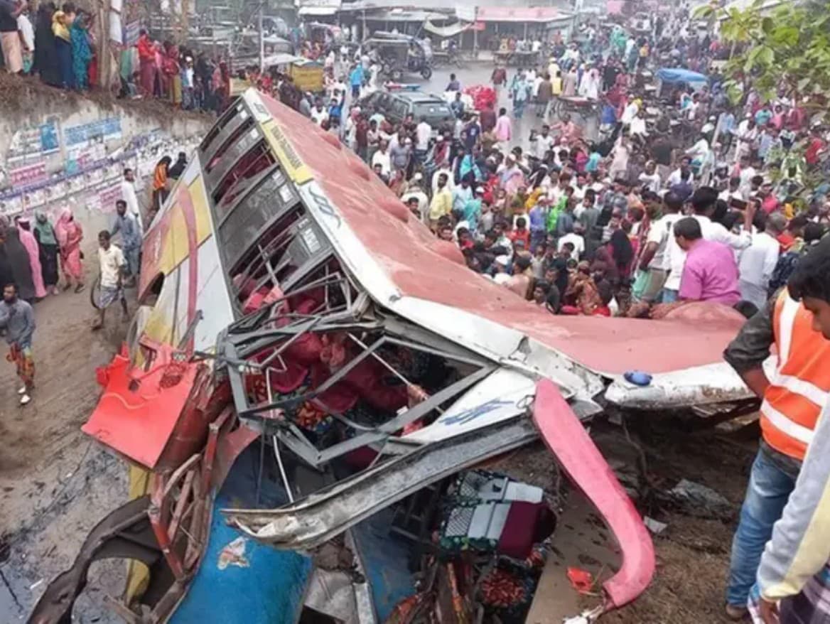 Tragická nehoda autobusu v Bangladéši
