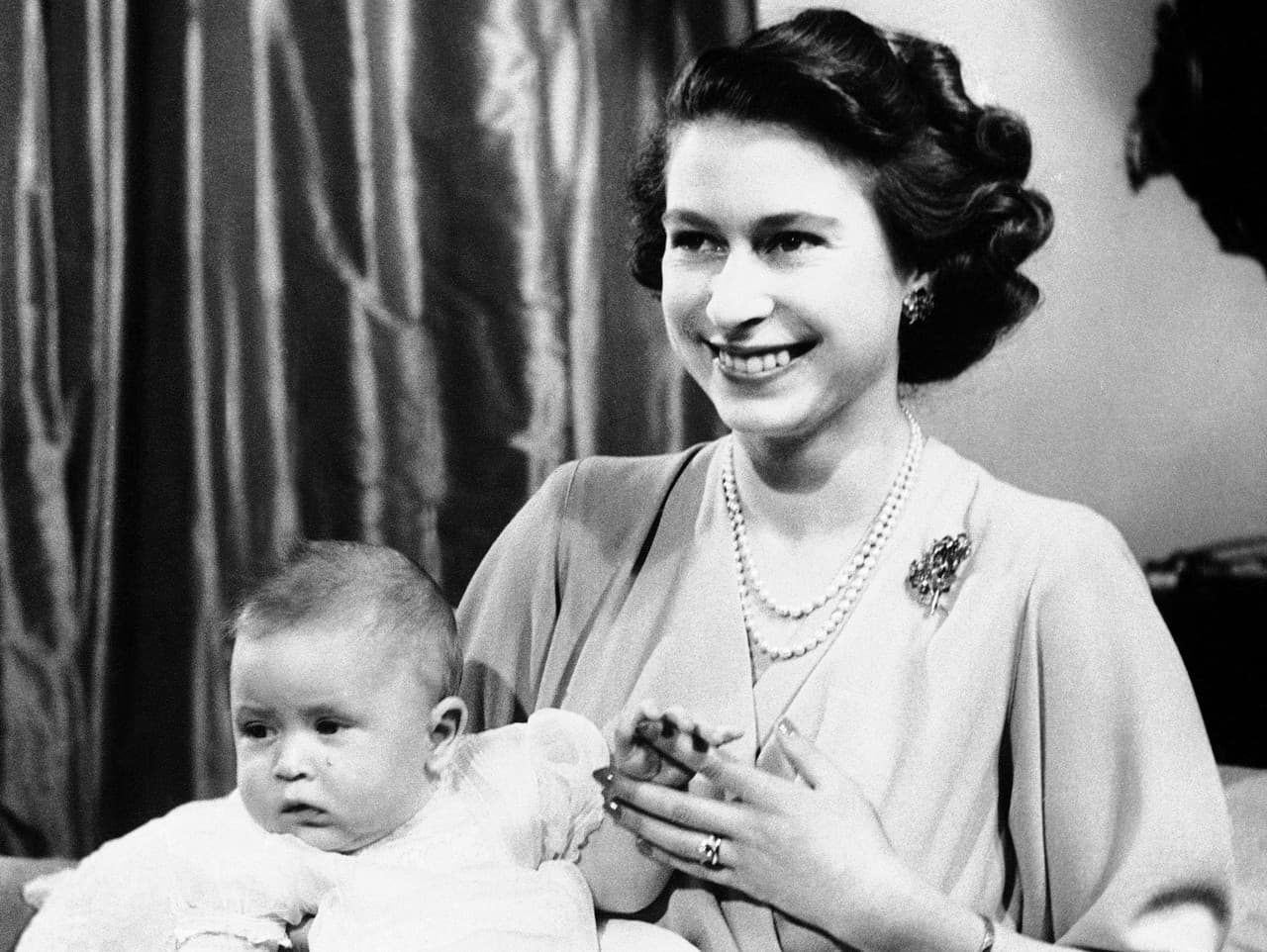 Alžbeta s malým princom Charlesom v Edinburghu 