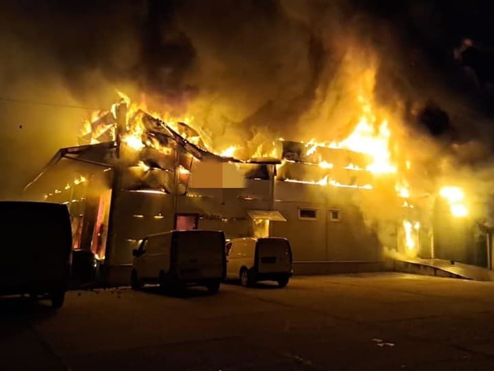 Nočný požiar skladovej haly v Nových Zámkoch